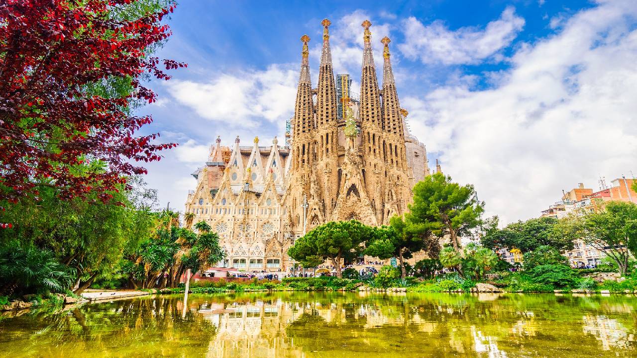 Sagrada Familia: Skip the line guided Small Premium tour with official guide in English
