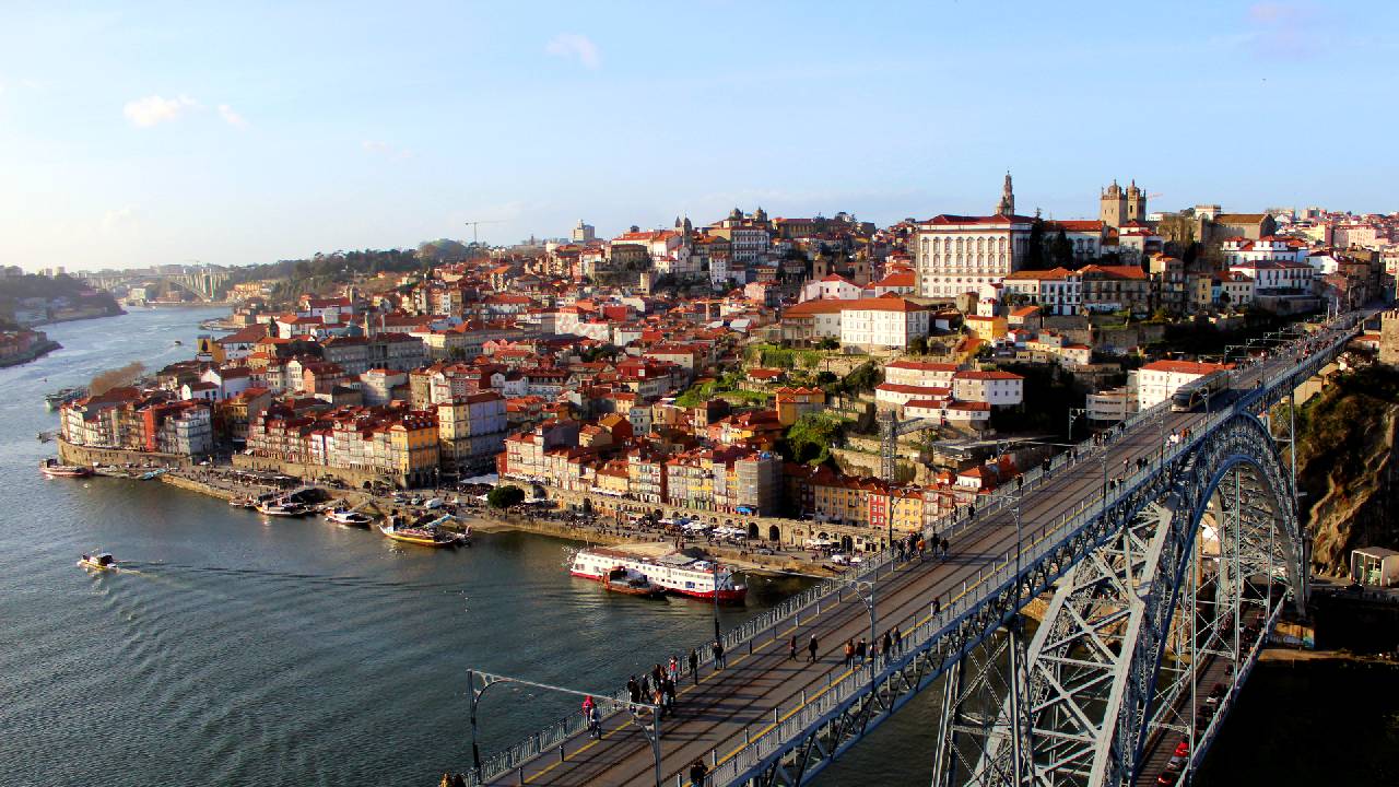 Discovery Walk in Porto’s Vila Nova de Gaia - views & Port wines!