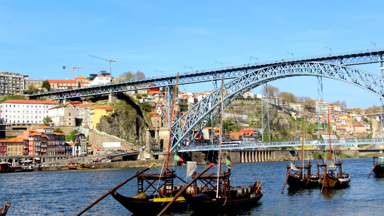 Discovery Walk in Porto’s Vila Nova de Gaia - views & Port wines!