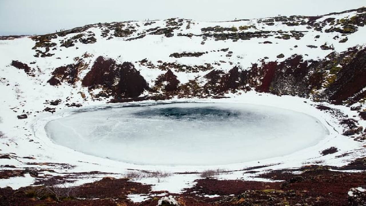 Golden Circle and Waterfalls, with Friðheimar Farm and Kerið in small group