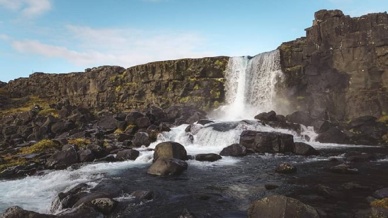 Golden Circle and Waterfalls, with Friðheimar Farm and Kerið in small group