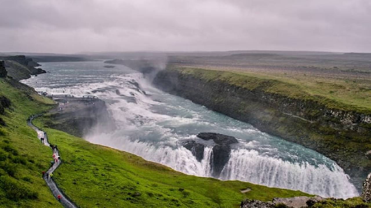Golden Circle and Waterfalls, with Friðheimar Farm and Kerið in small group