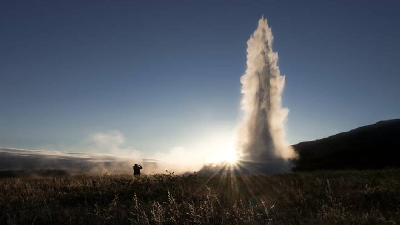 Golden Circle and Waterfalls, with Friðheimar Farm and Kerið in small group