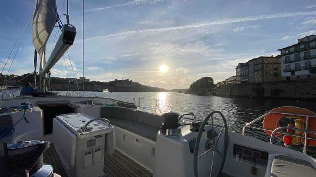 Porto: Boat Tour by the Douro River with Wine and Snacks included