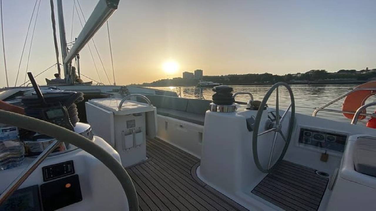 Porto: Boat Tour by the Douro River with Wine and Snacks included