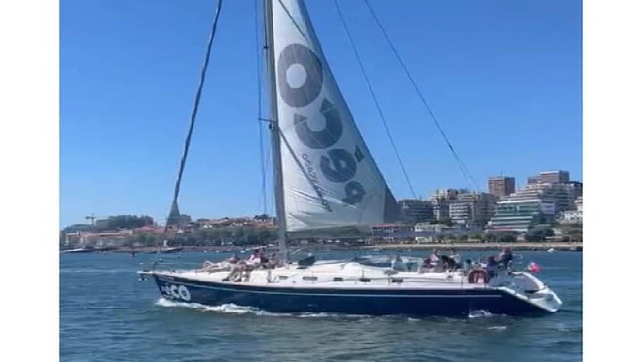 Porto: Boat Tour by the Douro River with Wine and Snacks included