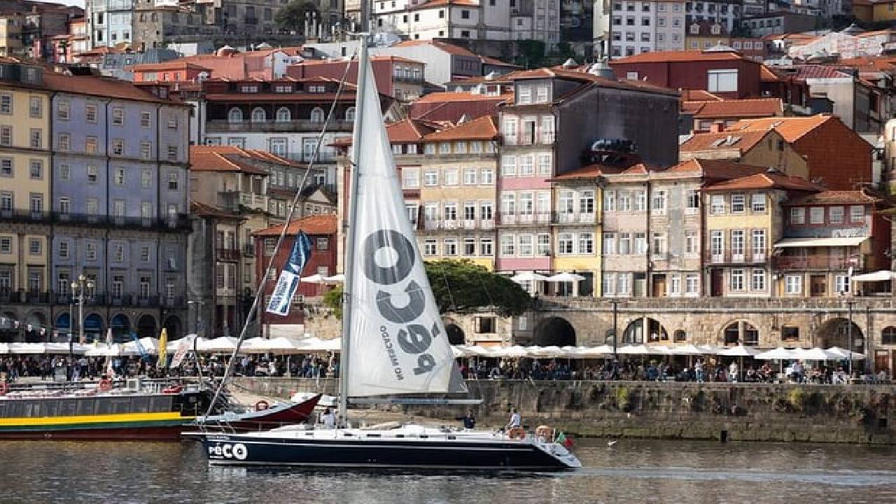 Porto: Boat Tour by the Douro River with Wine and Snacks included