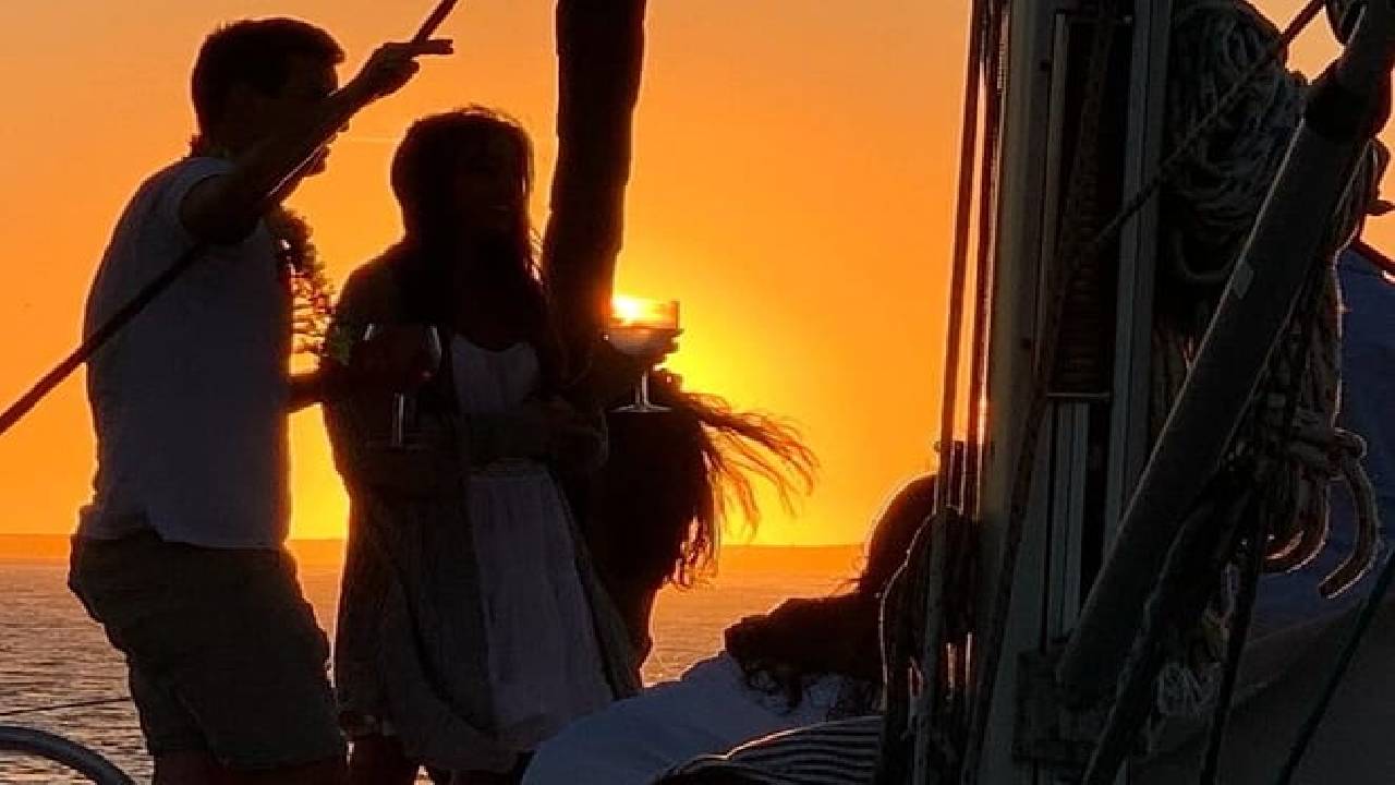 Porto: Boat Tour by the Douro River with Wine and Snacks included