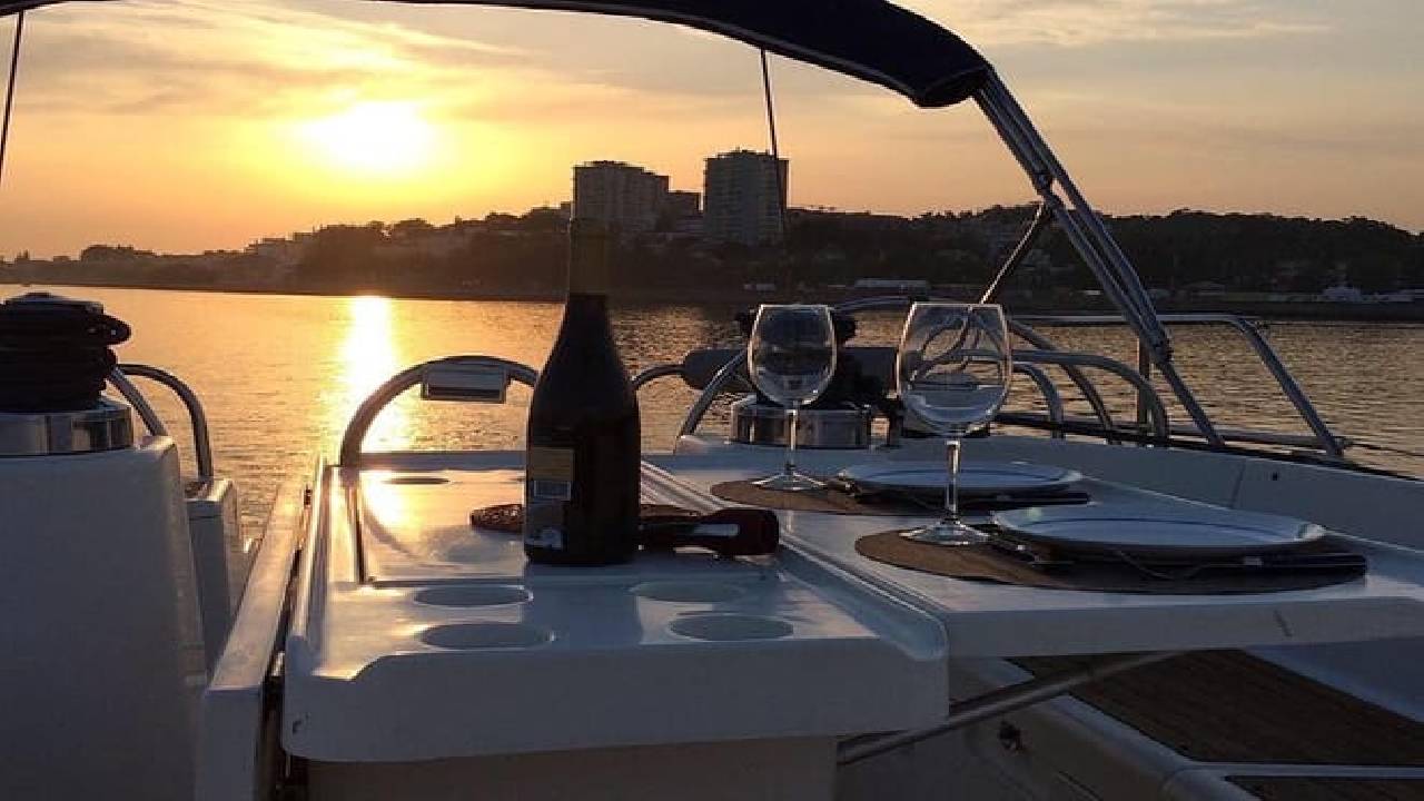 Porto: Boat Tour by the Douro River with Wine and Snacks included