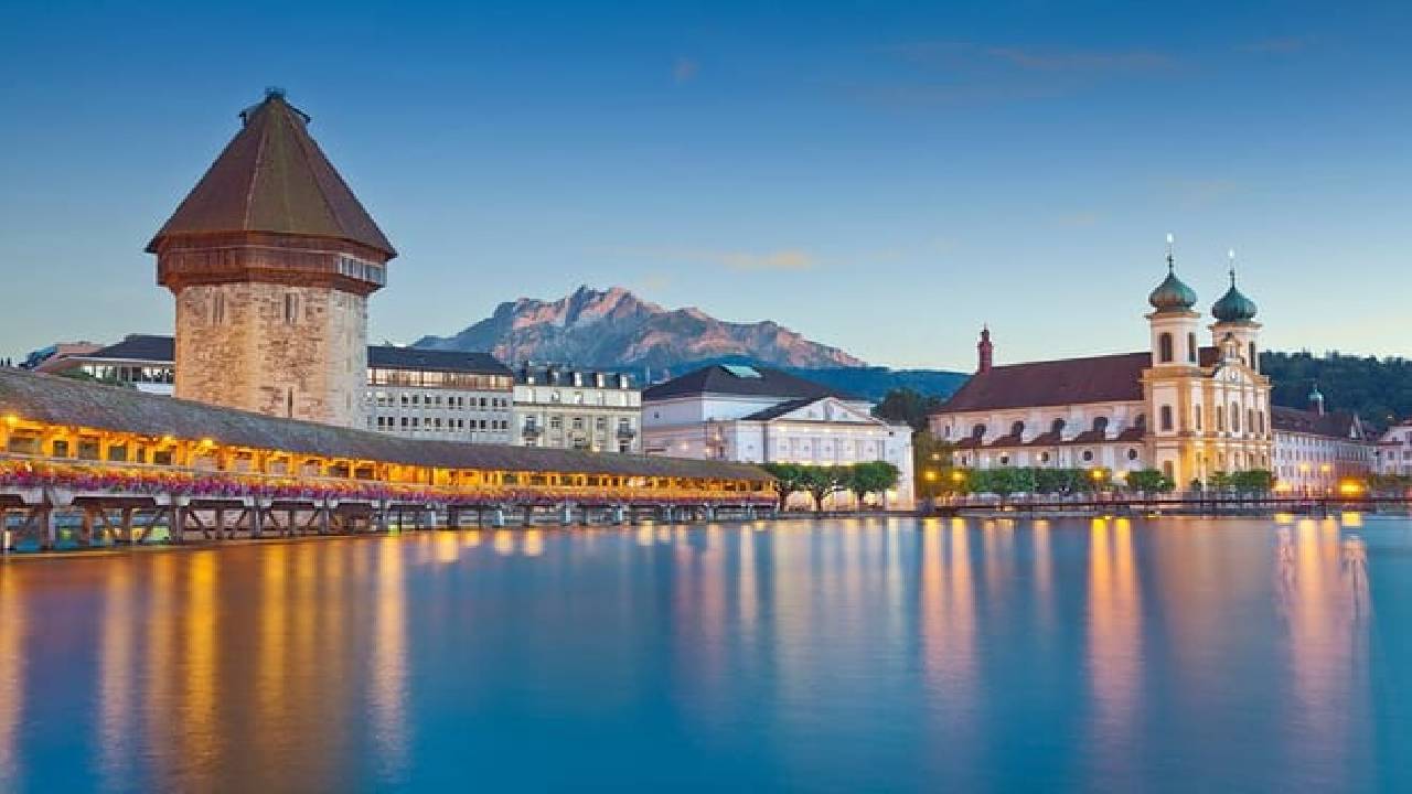 Touristic highlights of Zürich with Cruise & Chocolate (halfday tour with local)
