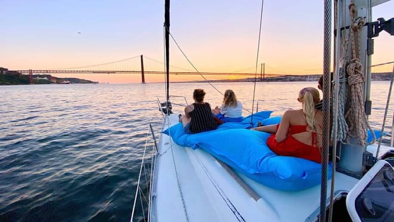Discover Lisbon: Sunset Tagus River Sailing Tour