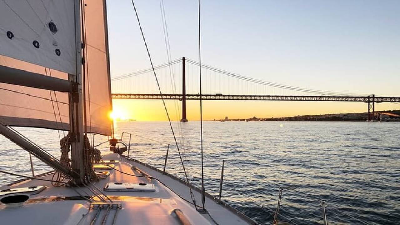 Discover Lisbon: Sunset Tagus River Sailing Tour