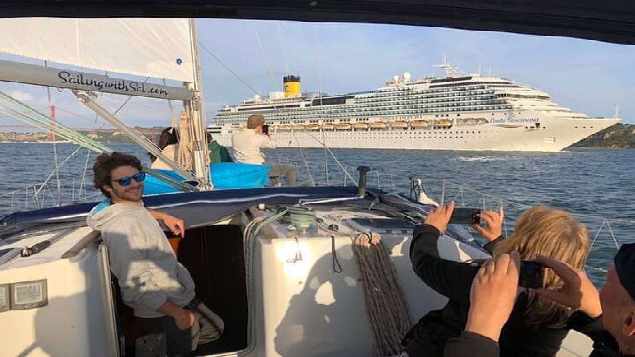 Discover Lisbon: Sunset Tagus River Sailing Tour